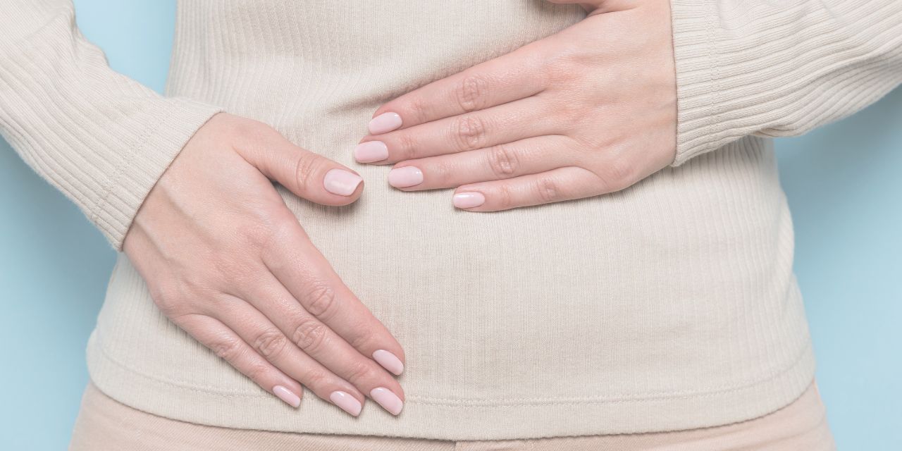 Ventre gonflé à la ménopause : pourquoi et que faire ?